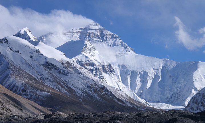 China kort klimseizoen in om Mount Everest op te ruimen