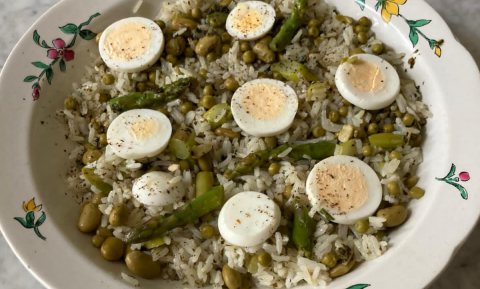 Verfrissend eten voor warme dagen: rijstsalade met pestodressing