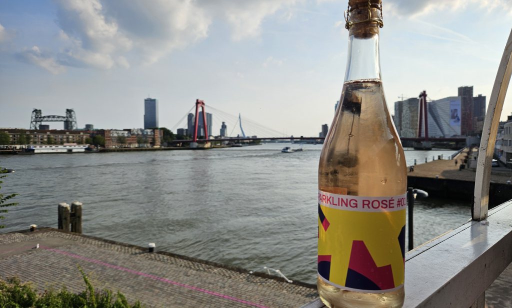Wijn zonder wijngaard uit de Rotterdamse haven