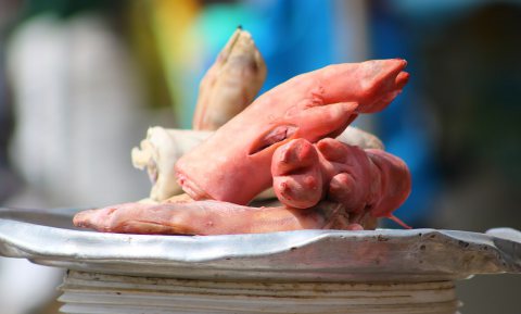 China beantwoordt heffing op EV’s met dure varkenspootjes